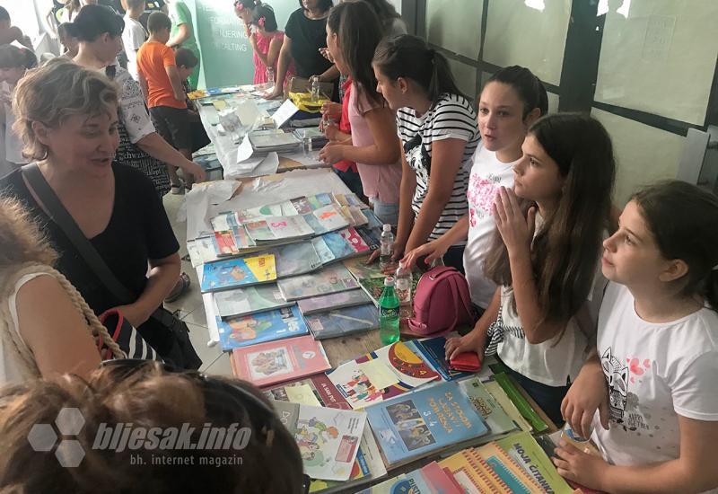 Razmjena udžbenika u Mostaru - Mostar: Velik broj roditelja i školaraca na razmjeni udžbenika