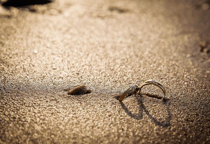Na plaži pronađen vjenčani prsten izgubljen prije pet godina