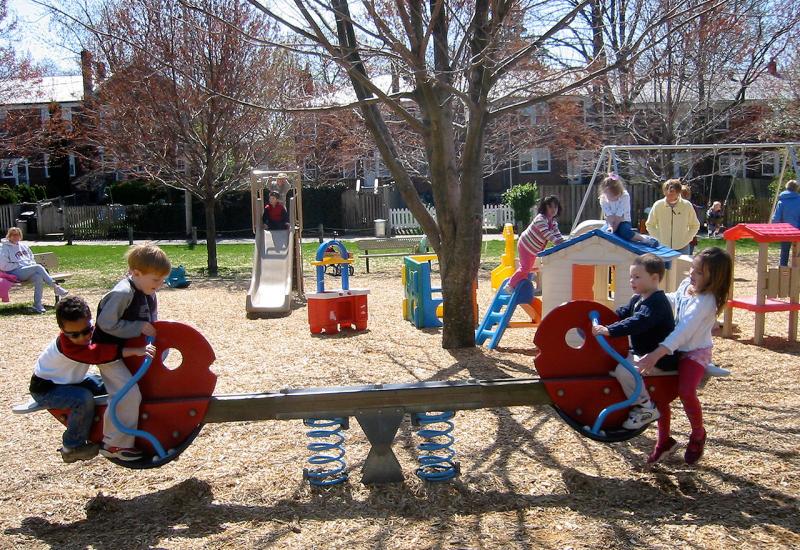Sigurnija dječja igra: Igrališta bez betonskih podloga i udaljena od prometnica