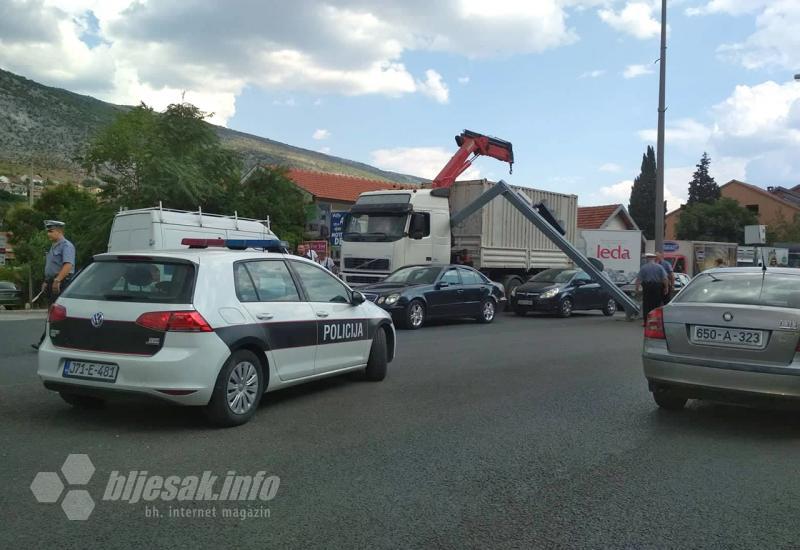 Kamion 'pokosio' semafor u Mostaru