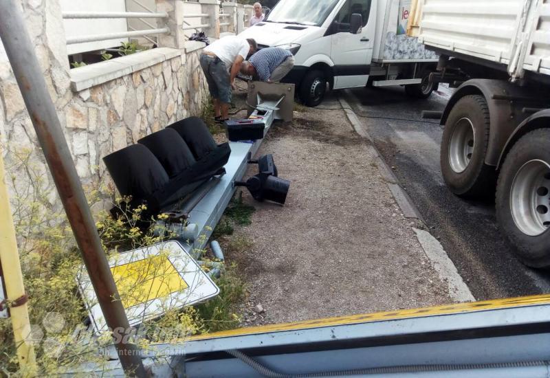 Kamion 'pokosio' semafor u Mostaru