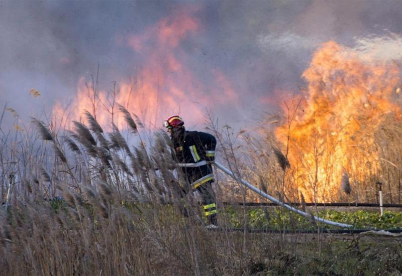 Stolac: Požar i dalje aktivan, na terenu vatrogasci i lokalno stanovništvo
