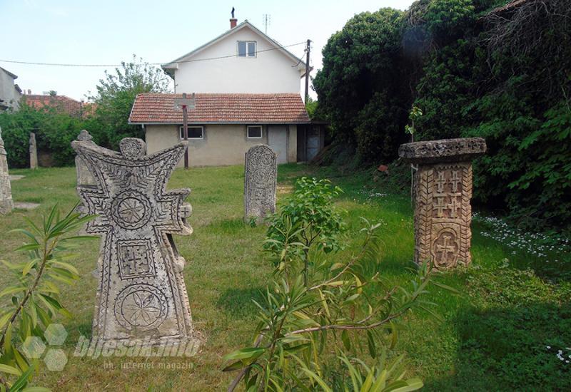 Neki od nadgrobnjaka u porti stare crkve - Negotin: Rimska carska palača puna zlata, Hajduk Veljko i vina za kraljevske trpeze