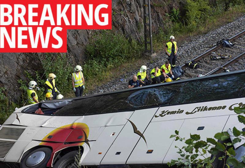 Strašna prometna nesreća - Bus sletio s nadvožnjaka na prugu, poginulo više osoba