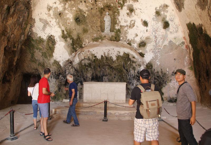 Crkva ima važnu ulogu u vjerskom turizmu - St. Pierre, prva crkva-pećina u svijetu nalazi se na jugu Turske