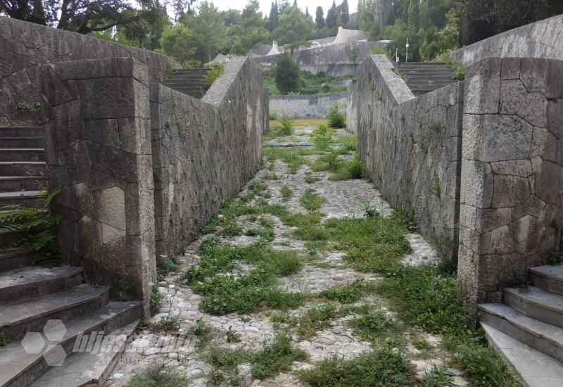 Put prema spomeniku - Partizansko ponovno zapušteno