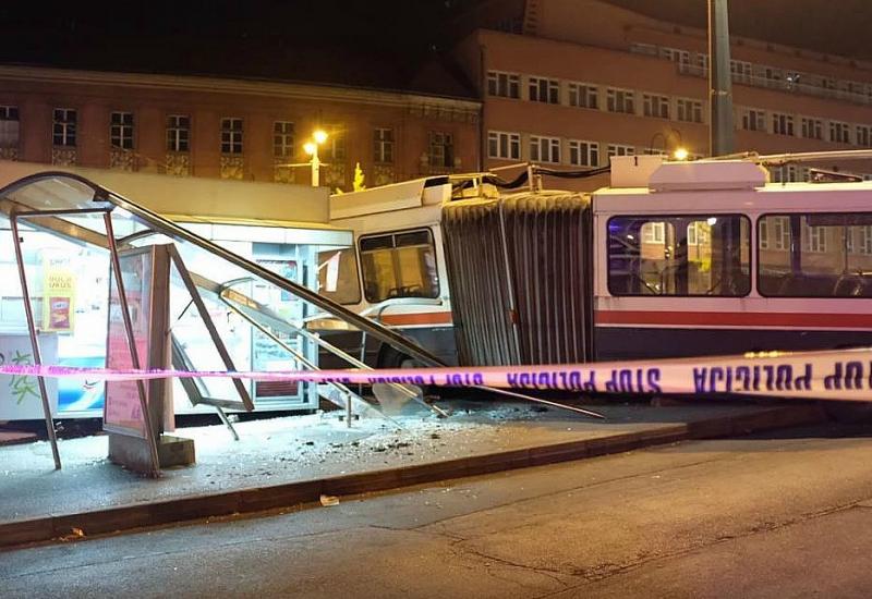 Trolejbus proletio u parking: Oštećena trafika i nekoliko automobila
