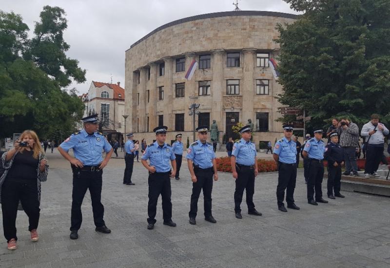 Policija ispred Palate predsjednika RS - BH novinari od MUP RS-a zahtjevaju hitnu istragu o napadu na novinara Kovačevića