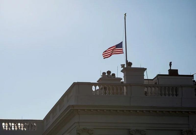 Zastava na pola koplja na Bijeloj kući - Trump popustio i ponovno spustio zastavu u počast McCainu