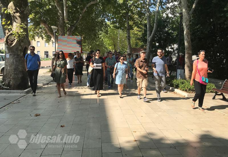 Mostarski novinari na prosvjednoj šetnji - Mostarski novinari šetnjom iskazali podršku pretučenom kolegi