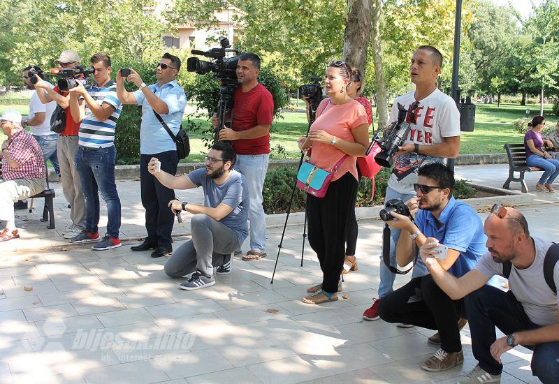 Prosvjedna šetnja novinara u Mostaru - Mostarski novinari šetnjom iskazali podršku pretučenom kolegi