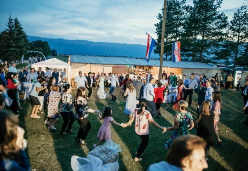 Mladenci iz Livna napravili svadbu u šatoru