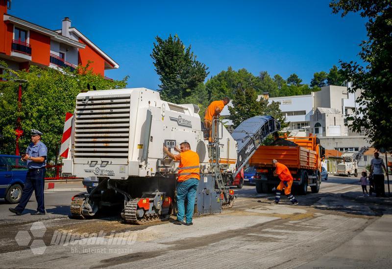 Radnici Cesta rade ubrzano kako bi što prije završili posao - Počeli radovi na jednoj od najprometnijih prometnica u Mostaru