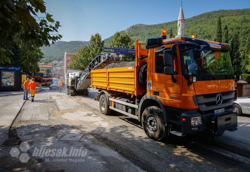 Više radnih strojeva je na radilišu - Počeli radovi na jednoj od najprometnijih prometnica u Mostaru