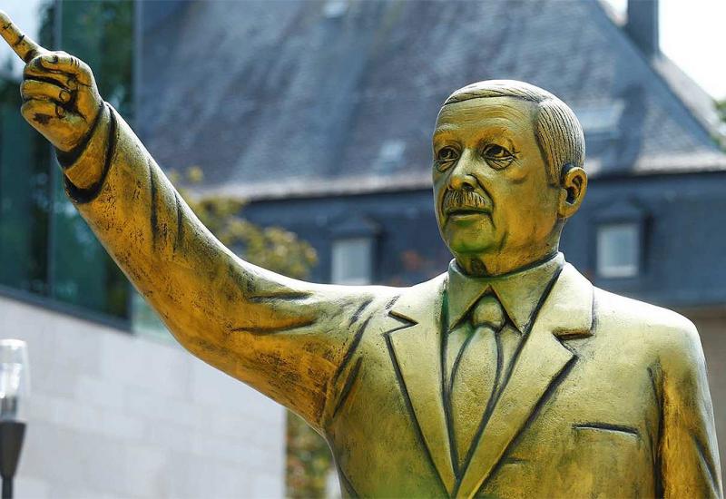 Uklonjena zlatna statua Erdogana u Wiesbadenu   