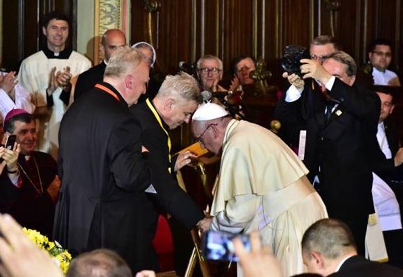 Papa Franjo ljubi ruku svećenika Zvonimira Matijevića - Preminuo svećenik iz BIH od kojega je Papa Franjo tražio blagoslov