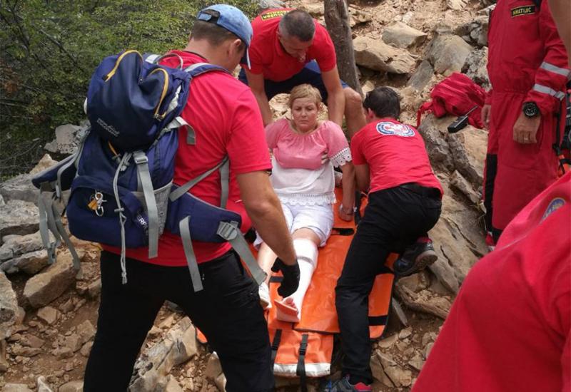 Pružanje pomoći državljanki Rumunjske koja je pala na brdu Križevac u Međugorju - Spašena sa Križevca