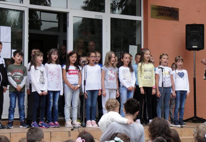 Pripredba za prvi dan škole u Drvaru - Općina Drvar prvašićima poklonila po 100 KM