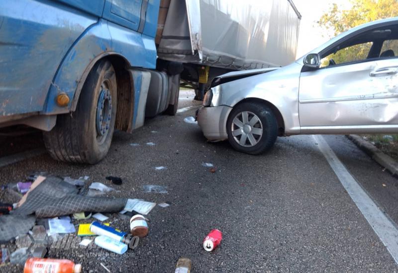 Na vozilima je nastala materijalna šteta - Buna - Stolac: U sudaru teretnog i osobnog vozila ozlijeđeno više osoba