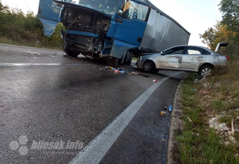 Prometna nesreća - Buna - Stolac: U sudaru teretnog i osobnog vozila ozlijeđeno više osoba