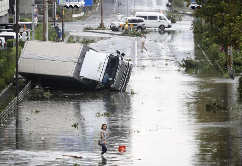 Tajfun Jebi ubio najmanje devet ljudi, a oko 340 ih je ranjeno