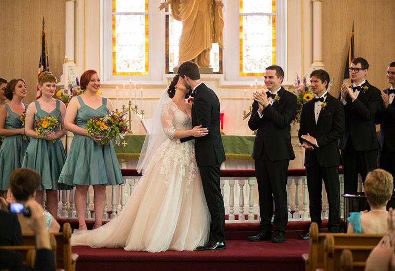 Vjenčanje u crkvi - Svećenik traži porez na dekoltirane vjenčanice