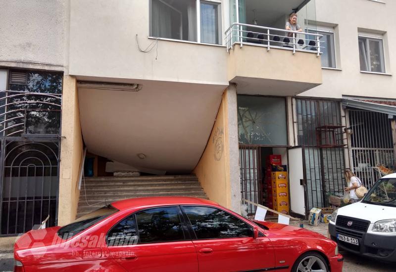 Zgrada u Radićevoj ulici - Građani blokirani: Srušio se strop na ulazu u zgradu