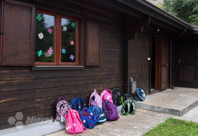 Školske torbe čekaju na ulazu škole svoje malene vlasnike  - Posjetili smo drvenu školu u Mostaru 