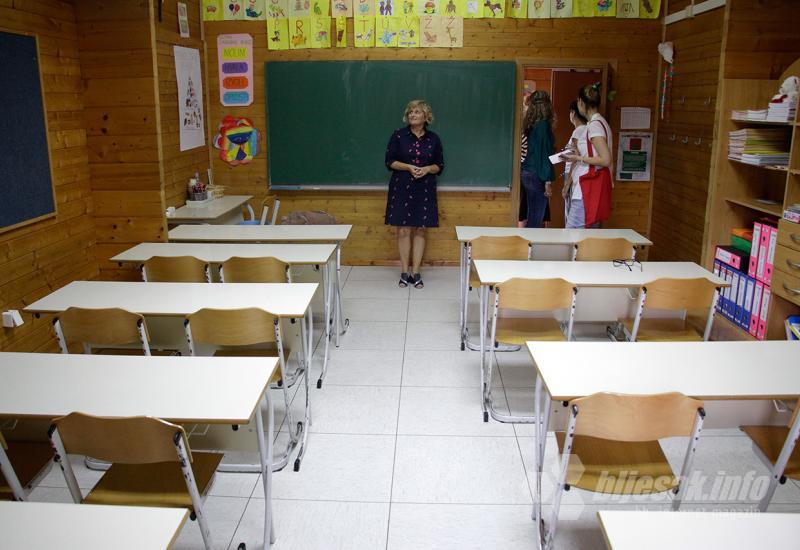 Ravnateljica Marija Jurčić u razredu trenutak prije ulaska učenika - Posjetili smo drvenu školu u Mostaru 