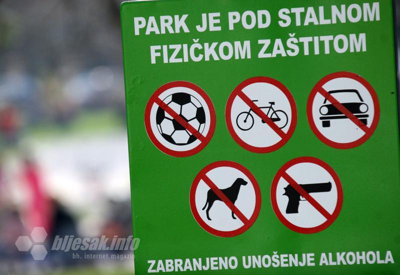 Ploča na ulazu u park Zrinjevac (kad je tek postavljena) - Očerupan park: Novac za zaštitare je uzalud bačen