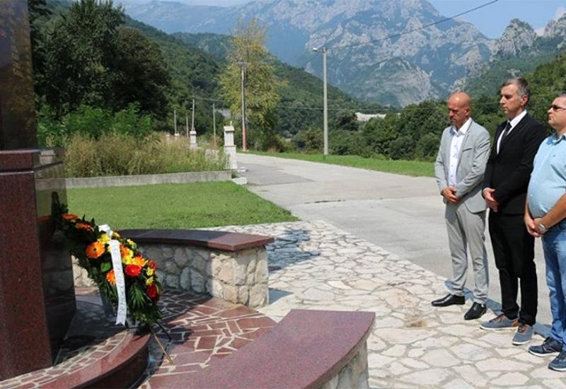 Delegacija DF-a položila vijence žrtvama Grabovice, Crnog Vrha i Bradine - Nad svim našim grobovima: kašnjenje od 12 godina