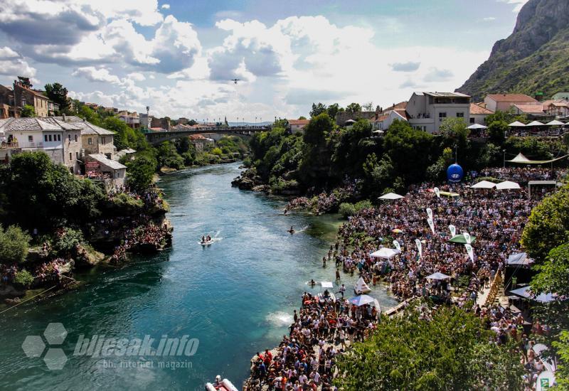 Mnoštvo gledatelja na skokovima - Red Bull Cliff Diving sa Starpg mosta: Britanac i Meksikanka pomeli konkurenciju 