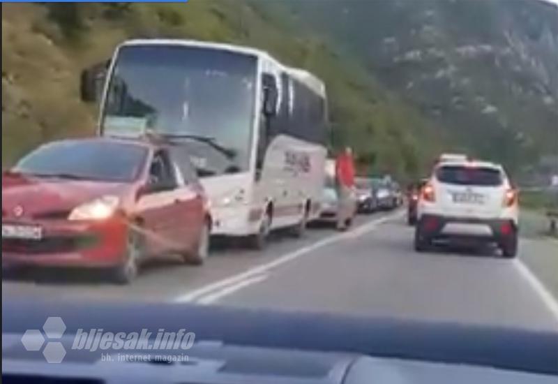 Kolona zbog prometne nesreće u Drežnici - VIDEO | Kilometarske kolone između Mostara i Jablanice zbog nesreće u kojoj je stradao motorist