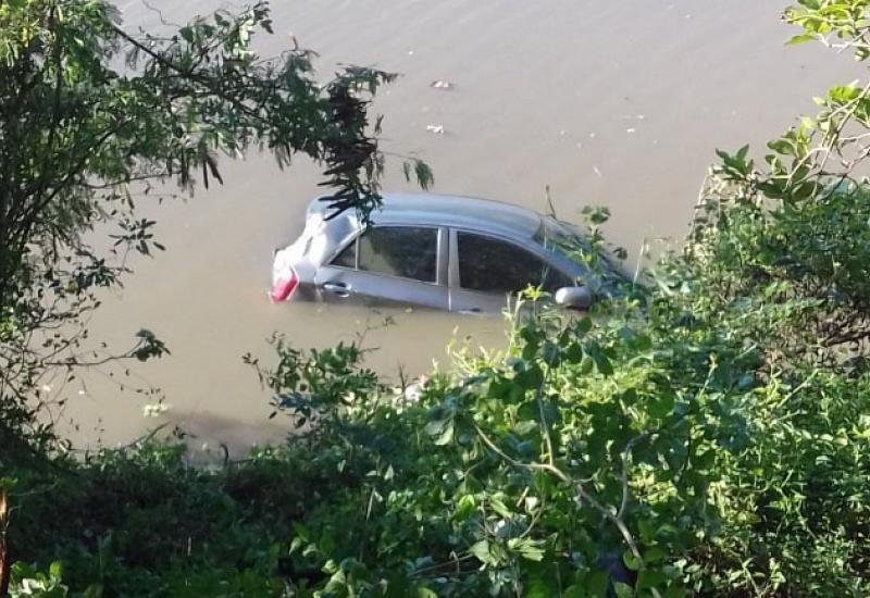 Što učiniti kada automobil počne tonuti u rijeci, jezeru..