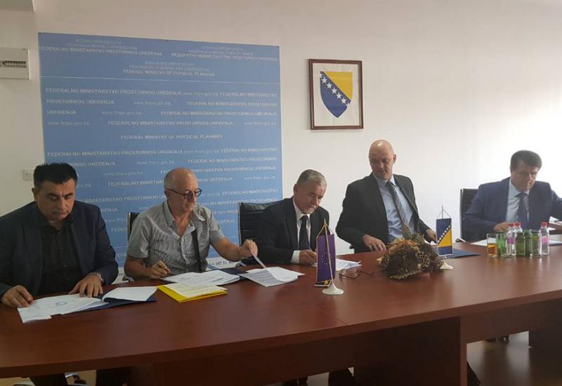 Potpisivanje ugovora o utopljavanju objekata - Potpisani ugovori: Utopljavaju se objekti u Livnu, Čapljini i Stocu
