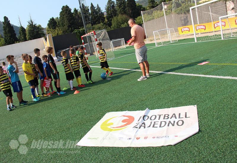 Foto: Bljesak.info/Detalj s realizacije projekta Football zajedno u Mostaru - Projekt Football zajedno posjetio Mostar