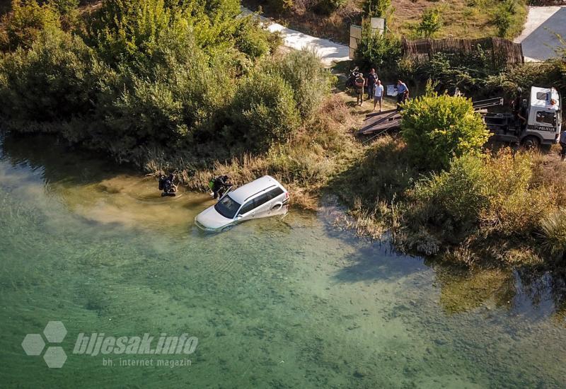 Ronioci su izvukli vozilo iz Neretve - VIDEO | Ronioci izvukli vozilo potopljeno u Željuši