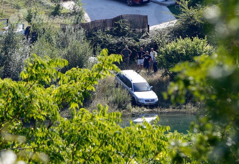 Vozilo je izvučeno na obalu Neretve - Ronioci izvukli vozilo potopljeno u Željuši