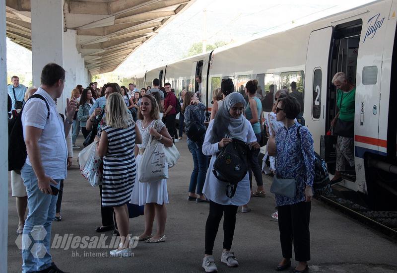 Posjetitelji iz Zenice i Sarajeva akademskim vlakom stigli u Mostar - Prvi akademski vlak posjetio Mostar, uručene nagrade i donacija za Žepče