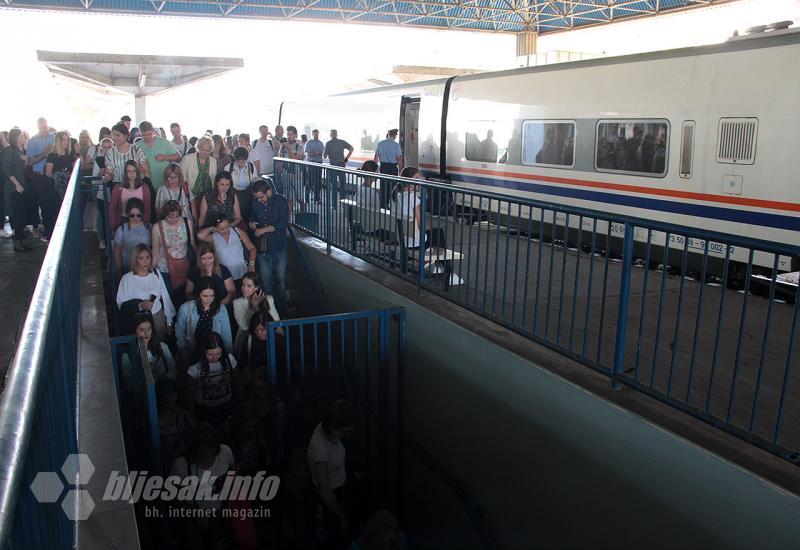 Prvi akademski vlak posjetio Mostar, uručene nagrade i donacija za Žepče