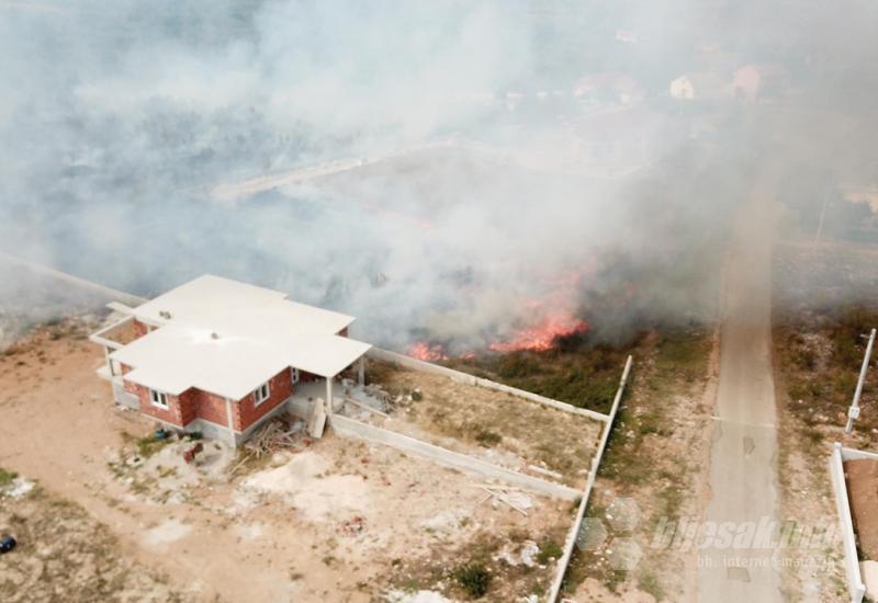 Požar u Kruševu - Vatrogasci obuzdavaju požar u Kruševu