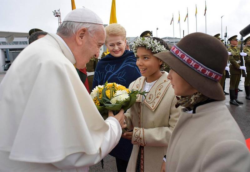 U Vilniusu Papa kritizirao zemlje koje ne žele prihvatiti izbjeglice