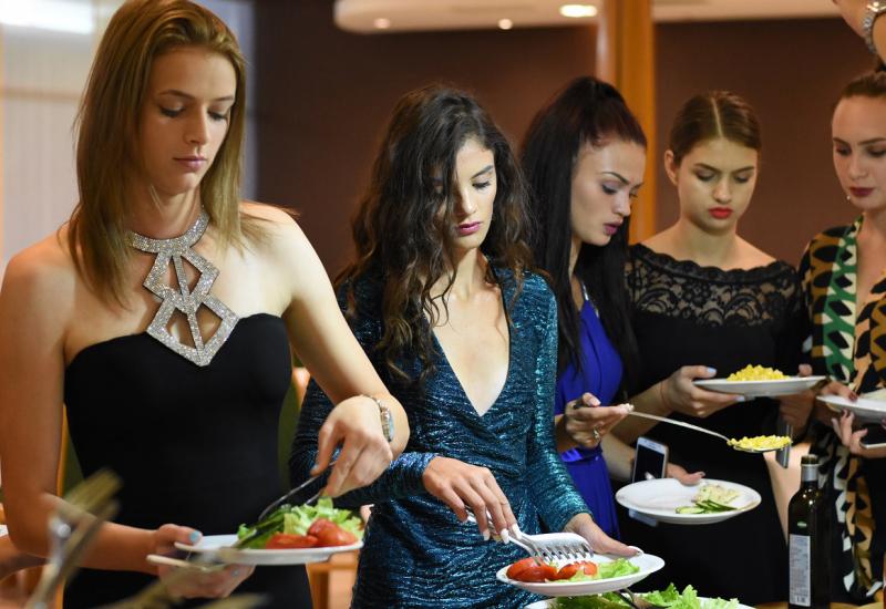Vrijeme je i za ručak, samo lagano, salata ..  - Evo kako se dvadeset ljepotica iz BiH u Vodicama priprema za veliko finale