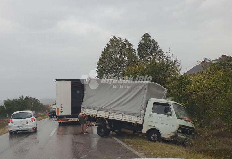 Teretno vozilo 'skliznulo' s ceste u Dobriču