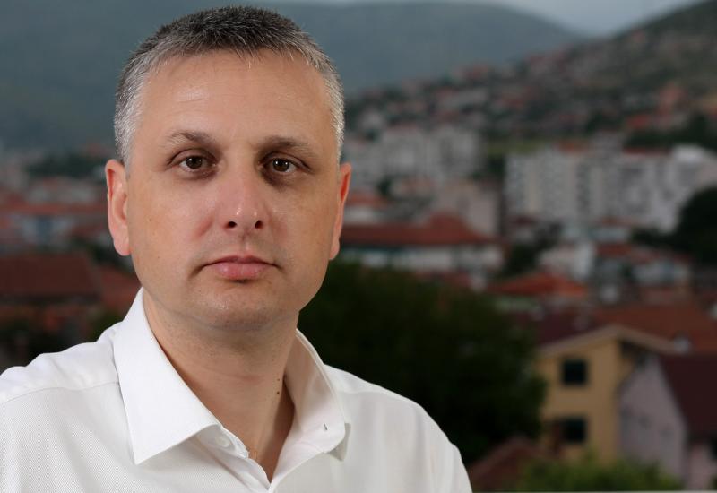 Miroslav Landeka predstavlja knjigu u Mostaru