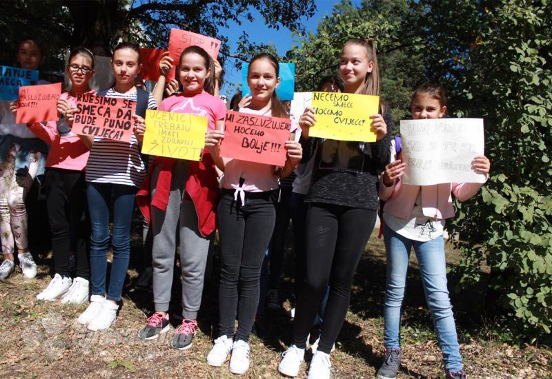 Učenici na prosvjedu pored škole - Široki Brijeg: Roditelji zgroženi deponijom; Kraljević tvrdi: 
