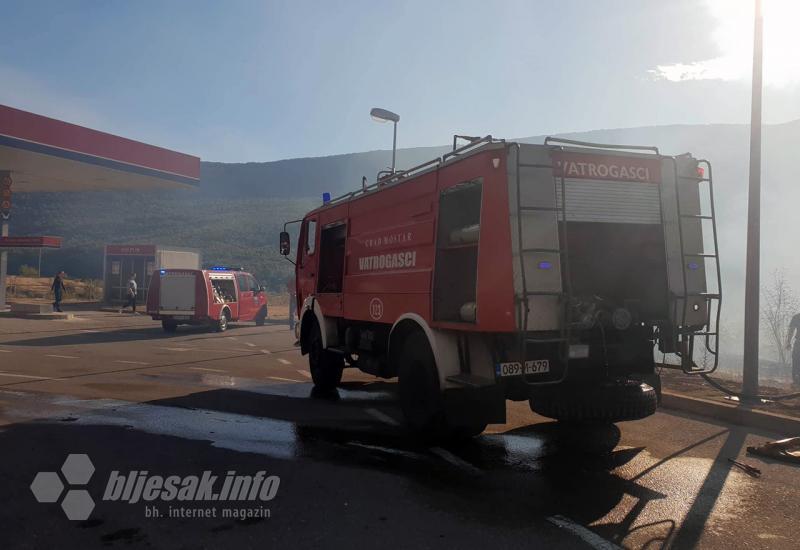 Požar u Salakovcu - Salakovac: Požar prijeti benzinskoj crpki i kućama