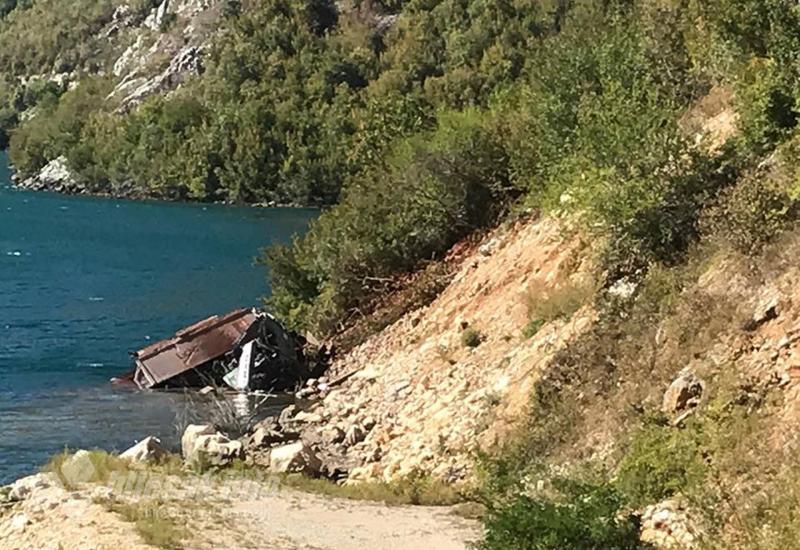 Kamon je preko nasipa završio u vod - Dvoje ozlijeđenih: Kamion sletio u Neretvu nakon sudara sa Škodom