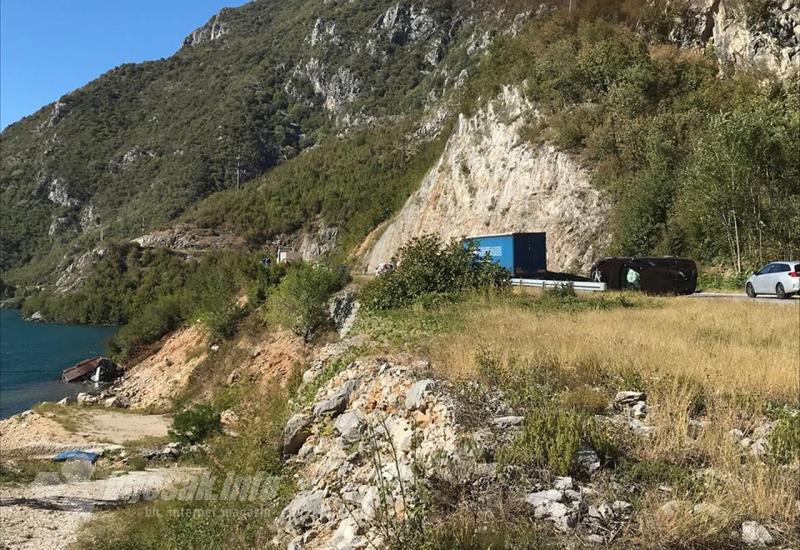  Kamion sletio u Neretvu nakon sudara sa Škodom
