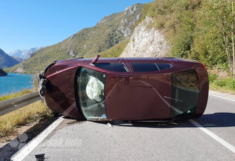 Škoda nakon sudara - Dvoje ozlijeđenih: Kamion sletio u Neretvu nakon sudara sa Škodom